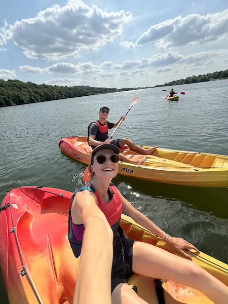Activités kayak à la station touristique Valjoly dans le Déaprtement du nord dans le cadre d'un voyage à vélo