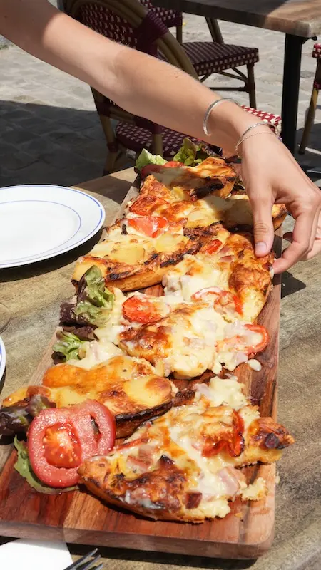 Dégustation de Flamiche à Maroilles sur un voyage à vélo de 3 jours en Avesnois